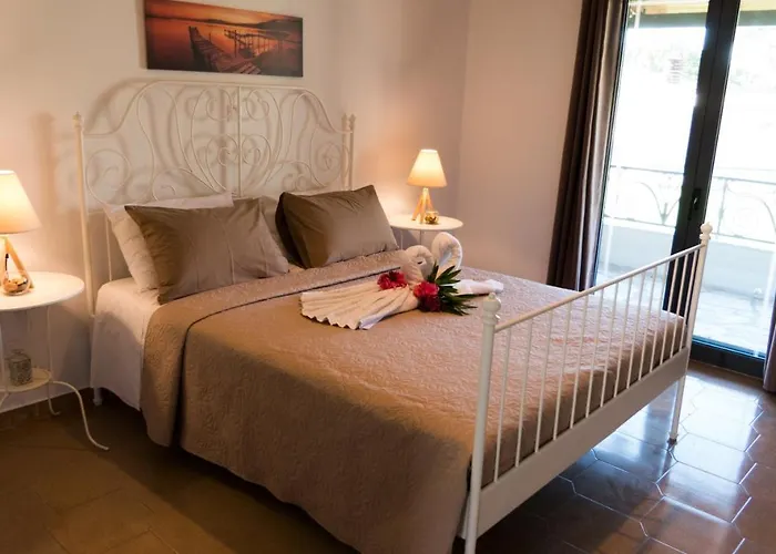 Апартаменты Cozy Family Friendly With Large Garden Close To Beaches - Dirella