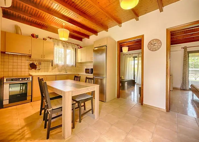 Апартаменты Cozy Family Friendly With Large Garden Close To Beaches - Dirella