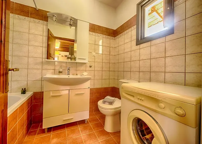 Cozy Family Friendly With Large Garden Close To Beaches - Dirella Апартаменты *