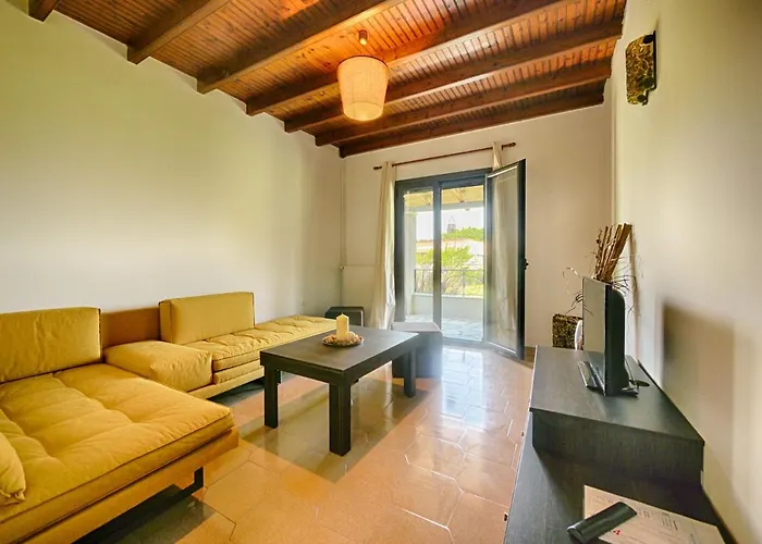 Cozy Family Friendly With Large Garden Close To Beaches - Dirella Апартаменты
