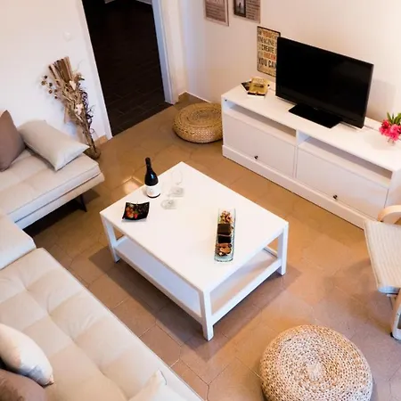 Cozy Family Friendly With Large Garden Close To Beaches - Dirella Apartment Kynopiastai