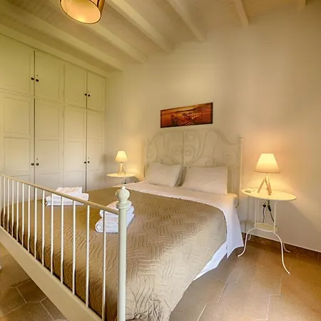 Cozy Family Friendly With Large Garden Close To Beaches - Dirella Lejlighed