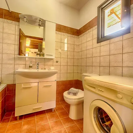 Cozy Family Friendly With Large Garden Close To Beaches - Dirella Apartament *