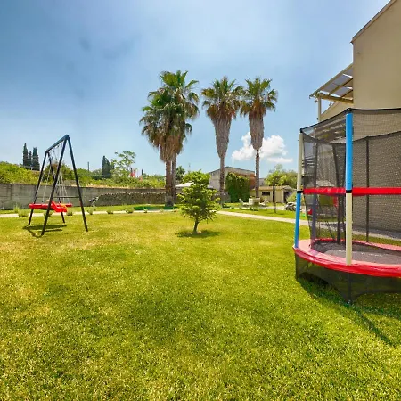 Cozy Family Friendly With Large Garden Close To Beaches - Dirella Διαμέρισμα *