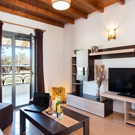 Cozy Family Friendly With Large Garden Close To Beaches - Dirella Apartment *
