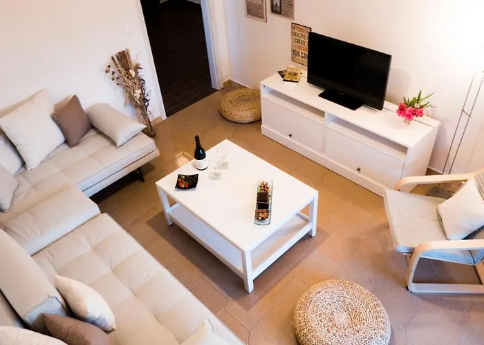 Cozy Family Friendly With Large Garden Close To Beaches - Dirella 公寓 Kynopiástai