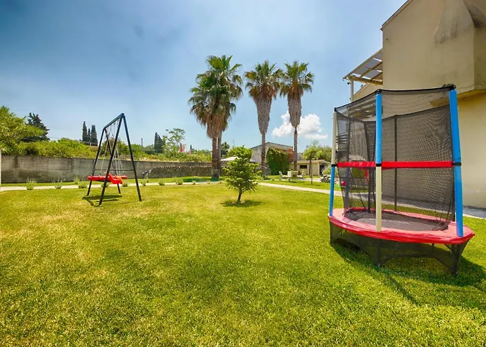 Cozy Family Friendly With Large Garden Close To Beaches - Dirella Apartment *